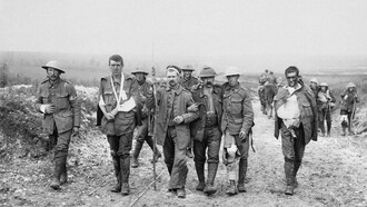 Soldados británicos heridos y un prisionero alemán durante la batalla del Somme, en julio de 1916