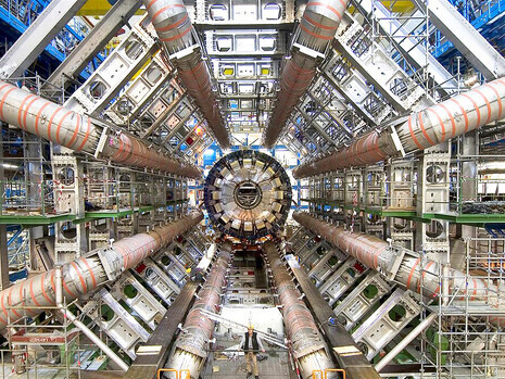 Fundado en 1954, el CERN se convirtió en uno de los centros científicos más importantes del mundo, dedicado a explorar los misterios de la materia y las partículas subatómicas