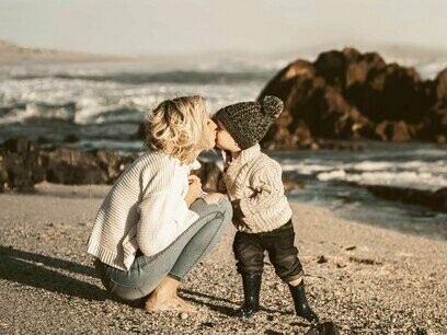 Dentro de mim existia um vazio. Deixara de sentir o cheiro dele, a voz dele, até o seu abraço. No cadeirão dele: já não estava ninguém. No seu lugar não havia estrela nenhuma: apenas uma cadeira com os seus vincos, com réstias de cheiro que se iam apagando

