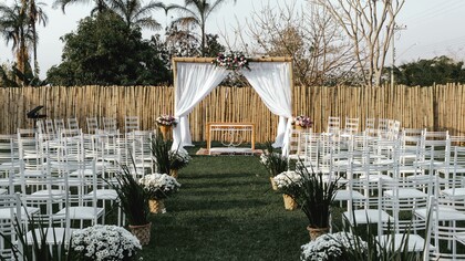 Além do horário, é importante ter em mente o local do casamento, locais mais abertos pedem mais atenção ao comprimento do vestido já que pode ventar e é importante lembrar que há cerimonias em locais mais difíceis de se andar como numa praia ou campo onde é necessário pensar em sapatos mais confortáveis para não ter problemas ao se deslocar. Locais mais fechados já são mais tranquilos para abusar na altura do salto, ou inclusive fazer um penteado super elaborado que num ambiente exterior poderia não ficar no lugar por muito tempo. Se o local for Sacro, como uma igreja ou templo, tenha em mente o respeito aos noivos e ao local, então evite mostrar muita pele ou até mesmo usar estampas que podem ser ofensivas