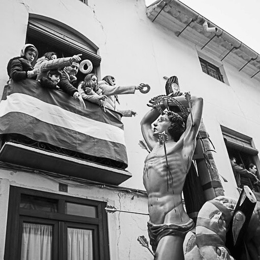 Spagna, Almería, 2024. Villaggio di Lubrin, Festa di San Sebastián, lancio di pani roscos dai balconi. Foto di Stefano Torrione, gentilmente concesse