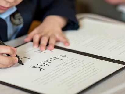 Il presidente Donald Trump ha firmato un ordine esecutivo per smantellare il Dipartimento dell'Istruzione, trasferendo le competenze educative ai singoli stati. Foto ufficiale della Casa Bianca di Daniel Torok
