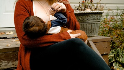 Mãe amamentando seu bebê