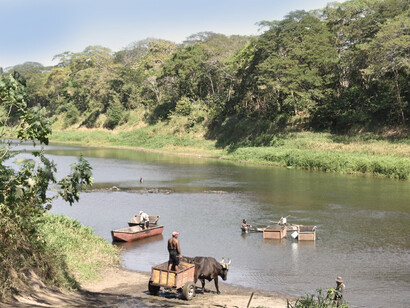 Areneros artesanales en el río Tempisque, Costa Rica