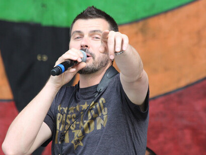 Alquilé un coche y allí me fui, a pasear sola por las calles y a disfrutar de los locales de jazz con un amigo que daba clase en Tulane.   
The Brass-A-Holics at New Orleans Jazz Fest, EE. UU.