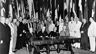Am 1. Januar 1942 trafen sich Vertreter von 26 alliierten Nationen, die gegen die Achsenmächte kämpften, in Washington, D.C., um durch die Unterzeichnung der „Erklärung der Vereinten Nationen“ ihre Unterstützung für die Atlantik-Charta zu bekunden. Dieses Dokument enthielt die erste offizielle Verwendung des Begriffs „Vereinte Nationen“, der vom US-Präsidenten Franklin Delano Roosevelt vorgeschlagen wurde
