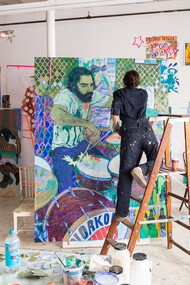 Hope Gangloff, trabajando en su estudio, celebra la diversidad y la complejidad del individuo moderno