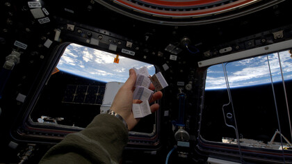 La astronauta Samantha Cristoforetti celebra el Día del Libro en la Estación Espacial Internacional (ESA/NASA)