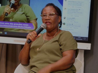 Recebeu o Prêmio Descoberta da RFI em 1987