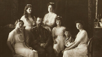 La familia Romanov, retratada en 1913. Anastasia (tercera desde la derecha) ostenta una historia que ha trascendido el tiempo, fusionando mito y realidad en una narrativa que sigue cautivando al mundo