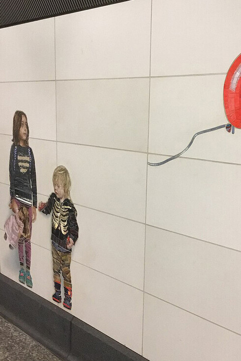 Artista Vik Muniz y su instalación "Extranjero perfecto", diciembre 2021, hermanos. Segunda Avenida de la Calle 72 en Manhattan, Nueva York, EE. UU.