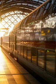 Estação de trem. "O homem que acha doce seu torrão natal ainda é um iniciante fraco; aquele para quem todo solo é sua terra natal já é forte; mas perfeito é aquele para quem o mundo inteiro é uma terra estrangeira"