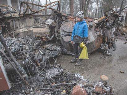 Niño observa la destrucción causada por la guerra entre Ucrania y Rusia