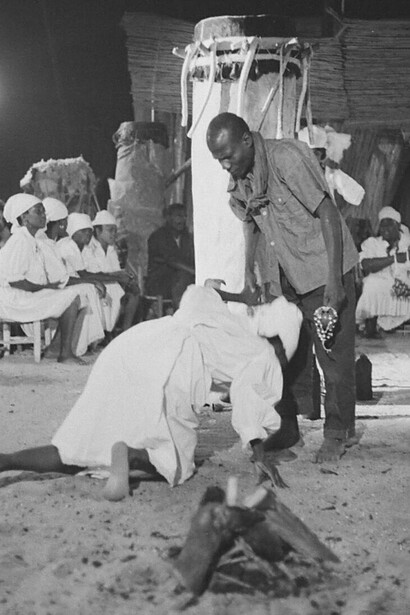 Ceremonia vudú fotografiada por Roger Pic en 1966, catálogo de la Biblioteca Nacional de Francia