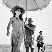 Robert Capa, (Budapest 1913 – Thai Binh 1954)
Picasso and his wife, Françoise Gilot, Golfe-Juan, France, 1948, cm 40,2 x 34 immagine
cm 50,5 x 40,4 foglio, Stampa alla gelatina e sali d’argento (dettaglio)