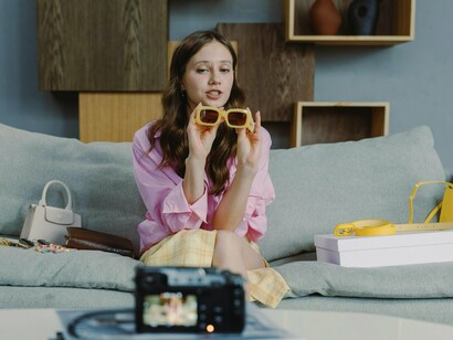 Influenciadora mostra produtos recebidos por marcas patrocinadoras. O conteúdo das influencers também traz um questionamento a mais, já que em 15 segundos é o suficiente para mostrar muitas peças, valorizando o consumo rápido ou o usar para apenas “viralizar”, algo que contribui para uma indústria cada vez mais poluente com a geração de descarte