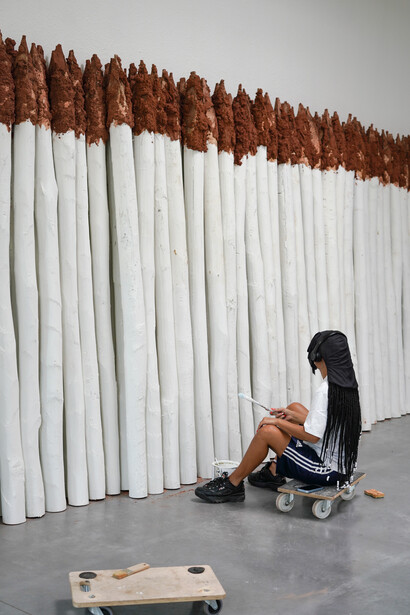 Cinthia Marcelle lors de l’installation de son œuvre Fence Mirage (version MDD) à MDD. Avec l’aimable autorisation du Museum Dhondt-Dhaenens