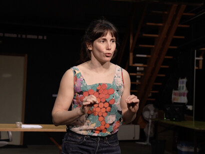 La tête loin des épaules. Avec l'aimable autorisation du Théâtre de La Criée