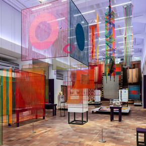 Various artists, Textile manifestos. From Bauhaus to Soft sculpture, exhibition view. Courtesy of Museum für Gestaltung