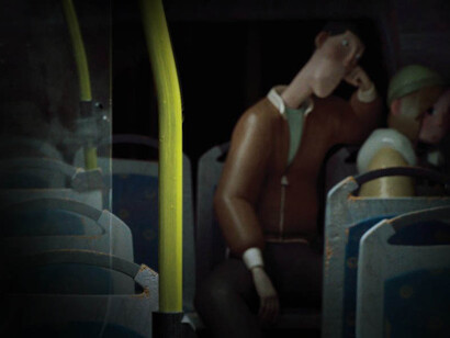Violenza ed effetto spettatore. Forte il contrasto fra quanto avviene in fondo al bus e le piccole e banali storie quotidiane dei complici silenti, spaventa molto questa vera paralisi collettiva