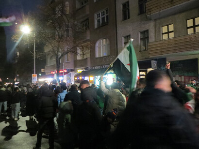 Refugiados sirios tras la caída de Assad en Alemania. El movimiento islamista Hayat Tahrir al-Sham (HTS), de raíces salafistas yihadistas, ha tomado el control del poder en Siria, planteando interrogantes sobre su futuro liderazgo