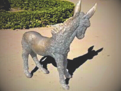 El autor y Platero se convierten en amigos inseparables, llenando la historia de tristezas, ya que, el autor al quedarse solo y no confiar en nadie, está demostrando su frustración y soledad al aferrarse al animal. Platero, escultura en bronce  2024, en el Parque de Málaga, Málaga, España