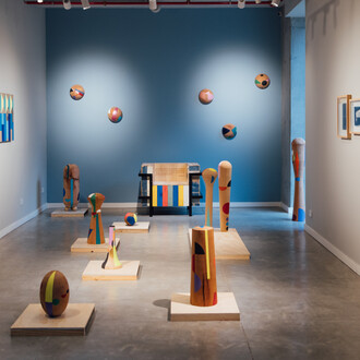 Henry Salazar, Modernismo tropical aclimatado, vista de exhibición. Cortesía de Policroma