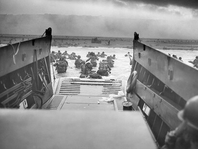 Landing craft in azione durante lo sbarco in Normandia (Nationaal Archief)