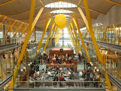 Aeropuerto de Madrid-Barajas. Haciendo tiempo en una cafetería de la terminal 4