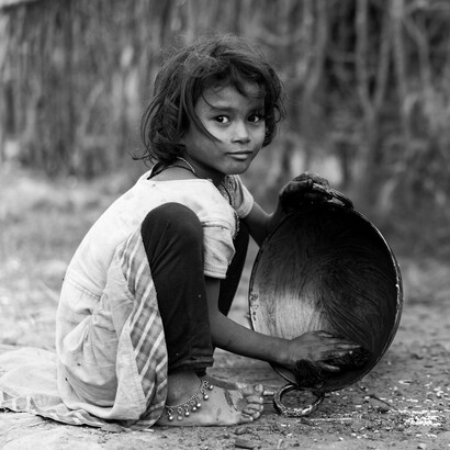 Povertà, debito e disuguaglianze limitano l'accesso ai beni essenziali, alimentando un circolo vizioso che ostacola lo sviluppo sociale ed economico
