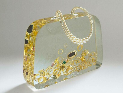 Borsa da sposa “Ageeth's Dowry” del designer di gioielli e artista concettuale olandese Ted Noten, 1999. Struttura in acrilico contenente gioielli donati dalla famiglia della sposa, con doppia tracolla in filo di perle