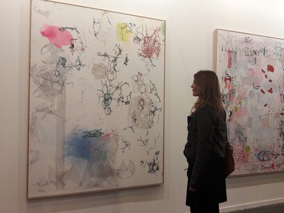 Una visitante contempla una de las obras expuestas en ARCO 2017