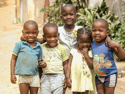 Fatores socioeconômicos agravam a situação: baixa cobertura de saneamento (apenas 30% da população tem acesso a instalações sanitárias adequadas), pobreza generalizada (taxa de pobreza de 68%), e dificuldades de acesso a serviços de saúde em áreas rurais, onde 85% da população reside (INE & ICF, 2021). Essas condições criam um cenário ideal para a manutenção da transmissão da malária, exigindo intervenções complementares além das tradicionais