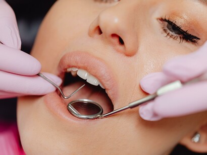 A young woman smiling with healthy teeth