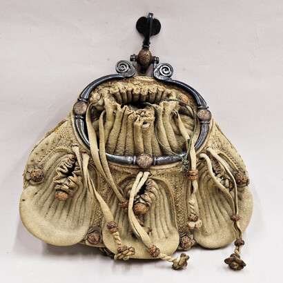 Arte fiamminga o francese, Borsa a scarsella con otto tasche, XVI secolo, Cuoio ricamato, metallo forgiato, brunito e dorato, Firenze, Museo Nazionale del Bargello