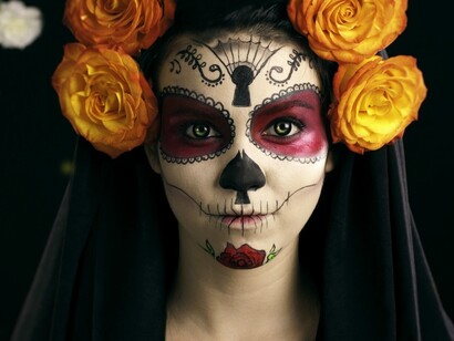 Decoración facial para el Día de Muertos en México