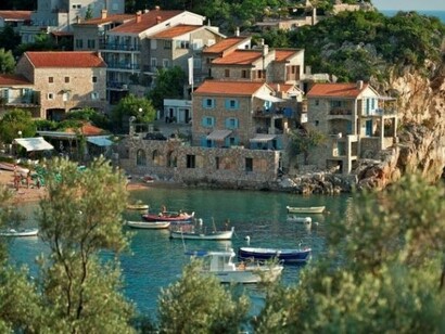 Olive, barche e case antiche