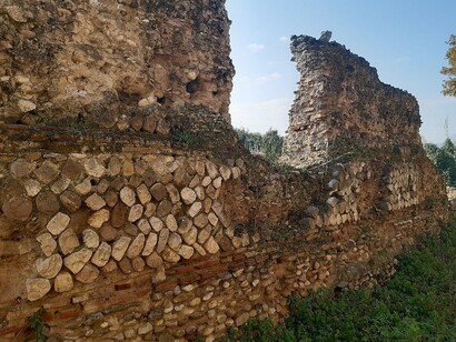 Esempio di "opus reticulatum" nella muratura del criptoportico romano, Benevento, Italia