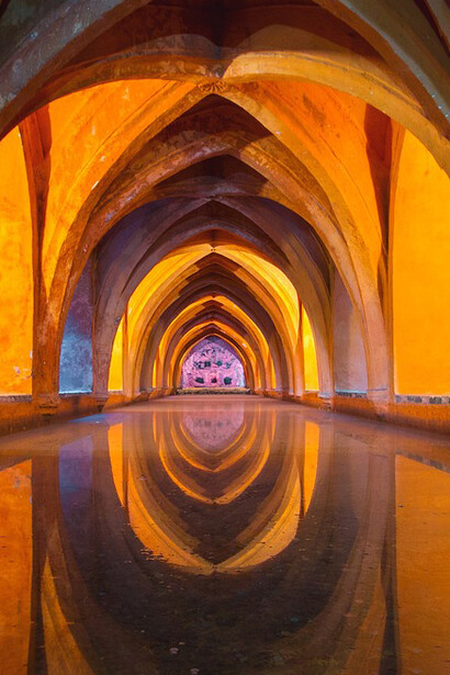 Via imperiale. Se nella donna o nell’uomo che amiamo riusciamo a vedere il “Sacro” è perché in quel momento ci fa da specchio e sta a noi lasciare che i cuori, come se fossero un intreccio di sapienti mani, insieme, silenziosamente percorrano la Via imperiale