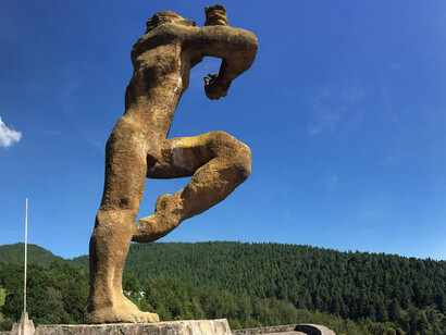 Gastón González; «Thaai», escultura monumental en el Centro Ceremonial Otomí Temoaya, Estado de México