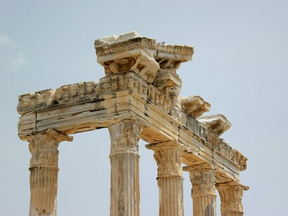 Calasso da una parte ritesse il mito secondo “funzioni archetipali dinamiche” e dall’altra medita sul mito quale processualità vivente e performativa incessante e inesausta dove non c’è alcuna interruzione fra fisicità e valorialità 