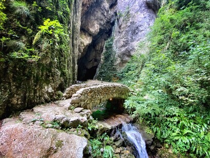 La cascatella finale del percorso di Montagna Spaccata, Italia