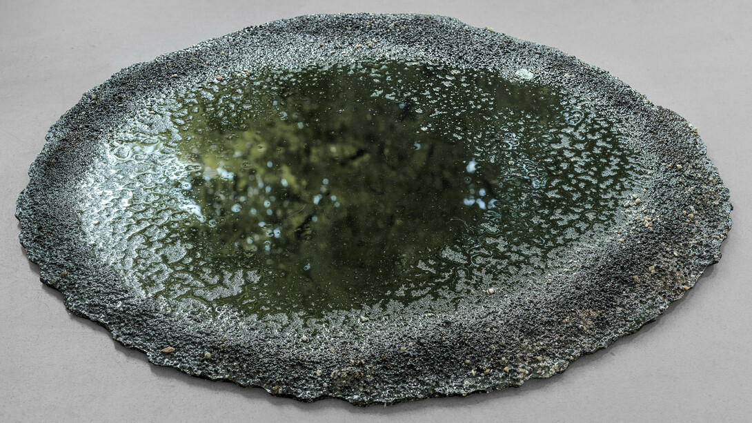 Marlie Mul Puddle (Black, Gum), 2013 sand, stones, resin 80 x 85 cm 31 1/2 x 33 MAM13S1 Courtesy: Marlie Mul, Praz-Delavallade Paris/Los Angeles
