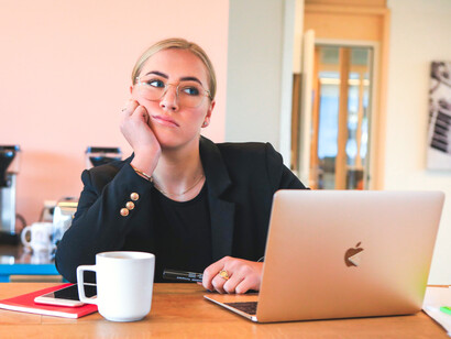 Si lo necesita hacer porque se dirige al nicho especializado de sus propios colegas