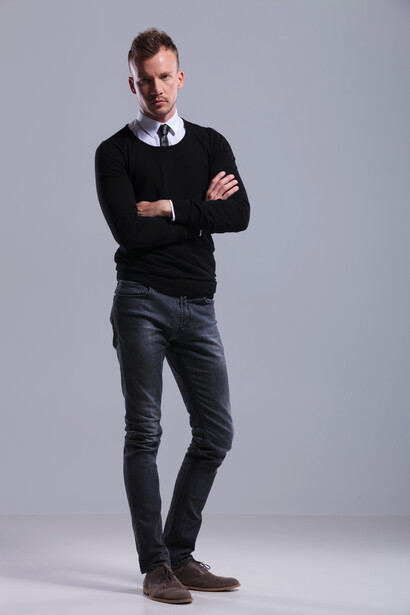 Hombre con corbata y jersey