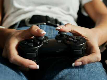 Já a Nintendo lançou o Nintendo 64 máquina cheia de inovações, mas que possuía o erro de ainda usar cartuchos, o que fazia seus *games* terem gráficos borrados pela falta de espaço para dados. Os erros causados pela velha guarda se tornaram a oportunidade da Sony, seu novo console o Playstation o maior sucesso da história até aquele momento, vendendo 100 milhões de exemplares. Antes disso, o console mais bem sucedido tinha sido o NES com apenas 60 milhões