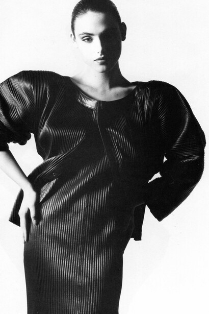 Gianni Versace per Mario Valentino, Collezione impulse ai 1984-85. Abito aderente e giacca in pelle plisse