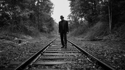 Quale treno prenderà Kenny White? Sono molti i suoi “viaggi” musicali. Dopo il successo con i jingle, l’artista si è dedicato alla canzone d’autore. © Sandrine Lee