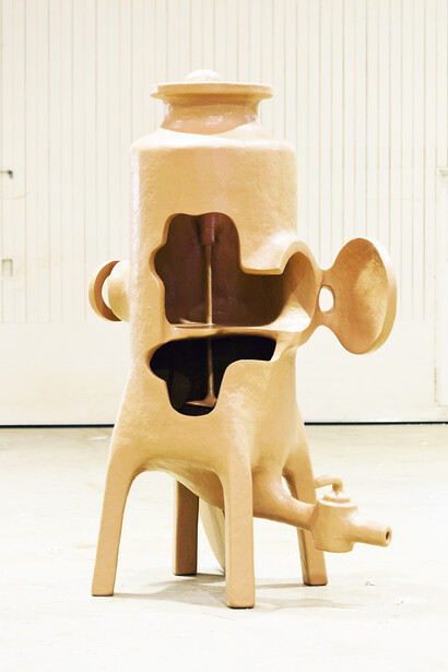 Joep Van Lieshout. Cow of the Future, 2014
in New Tribal Labyrinth, fibra di vetro
140 x 165 x 254 cm. Courtesy della Galleria Krinzinger Vienna e Atelier Van Lieshout
Food Reaktor, 2013, in New Tribal Labyrinth, fibra di vetro 155 x 87 x 223 cm. Courtesy della Galleria Krinzinger Vienna e Atelier Van Lieshout