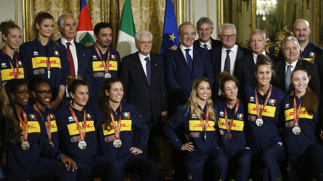 Il Presidente della Repubblica Sergio Mattarella con la Nazionale italiana femminile di pallavolo